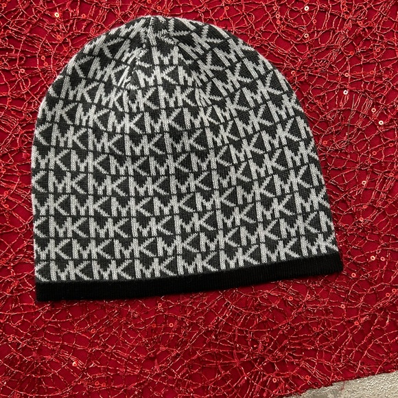 Michael Michael Kors Women’s Toque - Picture 5 of 10
